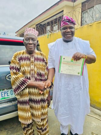 Hon. Akinloye Presents Certificate of Return to APC Apex Leader, Alhaji Seriki Bamu in Gesture of Loyalty, Gratitude