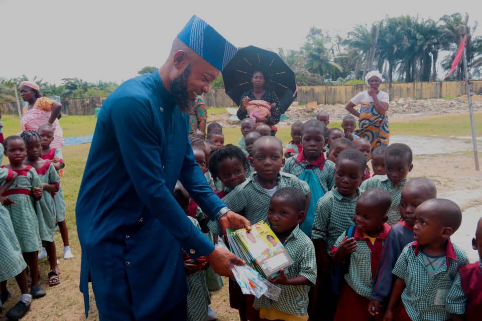Lekki LCDA Chairman Boosts Pupils’ Morale With Free School Supplies