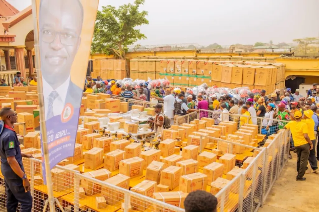 Sen. Abiru Unveils Cooperatives, Empowers Residents, Distributes Food Packs in Lagos East